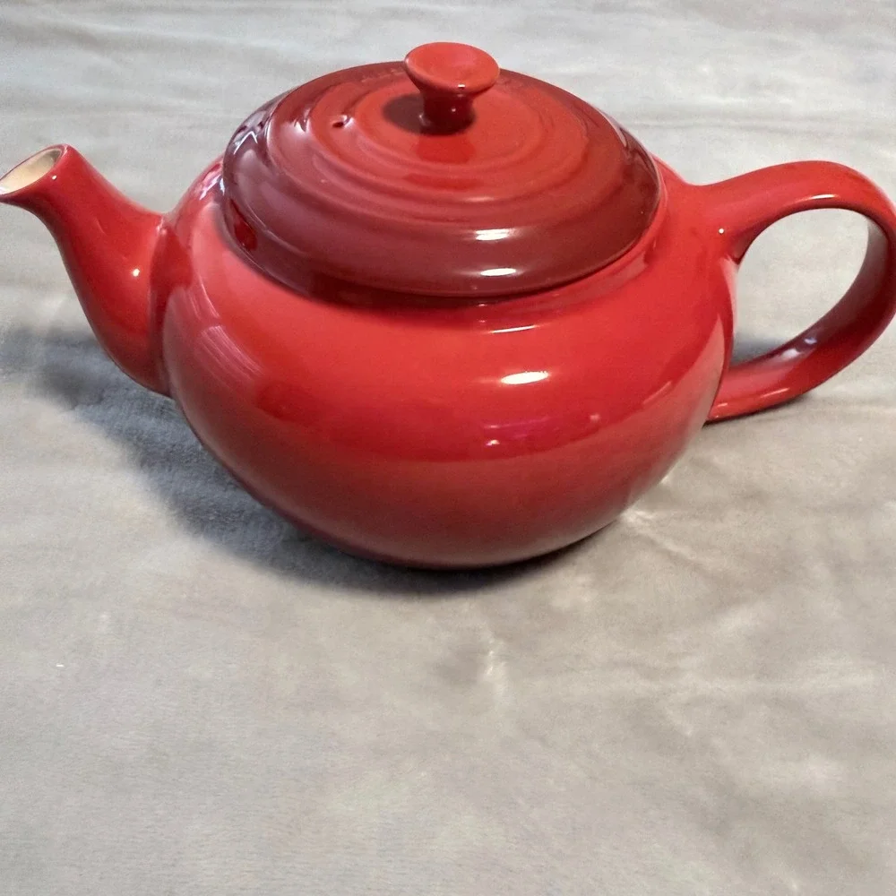 Le Creuset Cerise Red Stoneware Short Round Teapot 22 oz Unused No Infuser